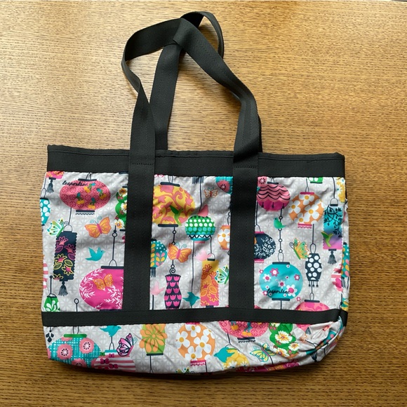 LESPORTSAC Small White and Patterned Duffle/Weekender Bag - Picture 4 of 8